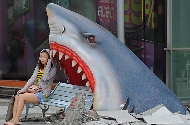 被鯊魚(yú)襲擊造型的創(chuàng)意戶(hù)外休閑座椅成公共空間藝術(shù)品
